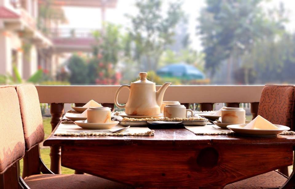 Hotel Royal Safari Chitwan Eksteriør bilde