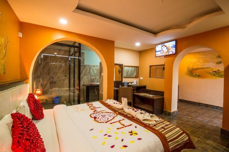 Hotel Royal Safari Chitwan Eksteriør bilde
