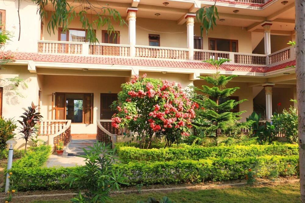 Hotel Royal Safari Chitwan Eksteriør bilde
